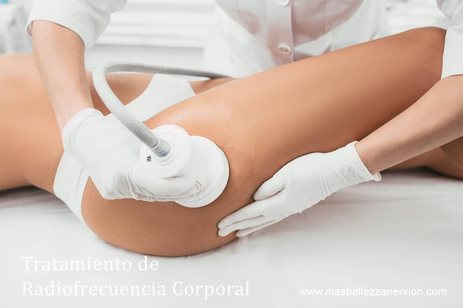 Tratamiento de radiofrecuencia corporal realizado por una profesional